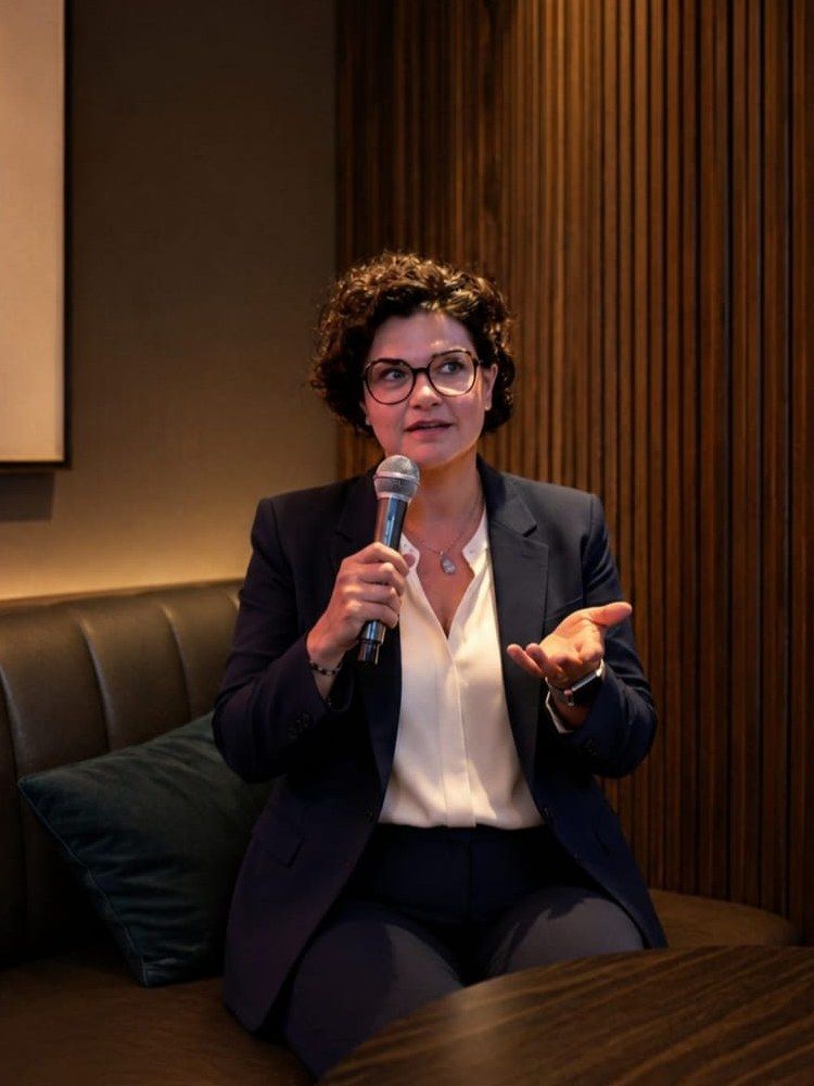 Liliya Ezekieva en conférence sur l'intelligence artificielle et les usages humains