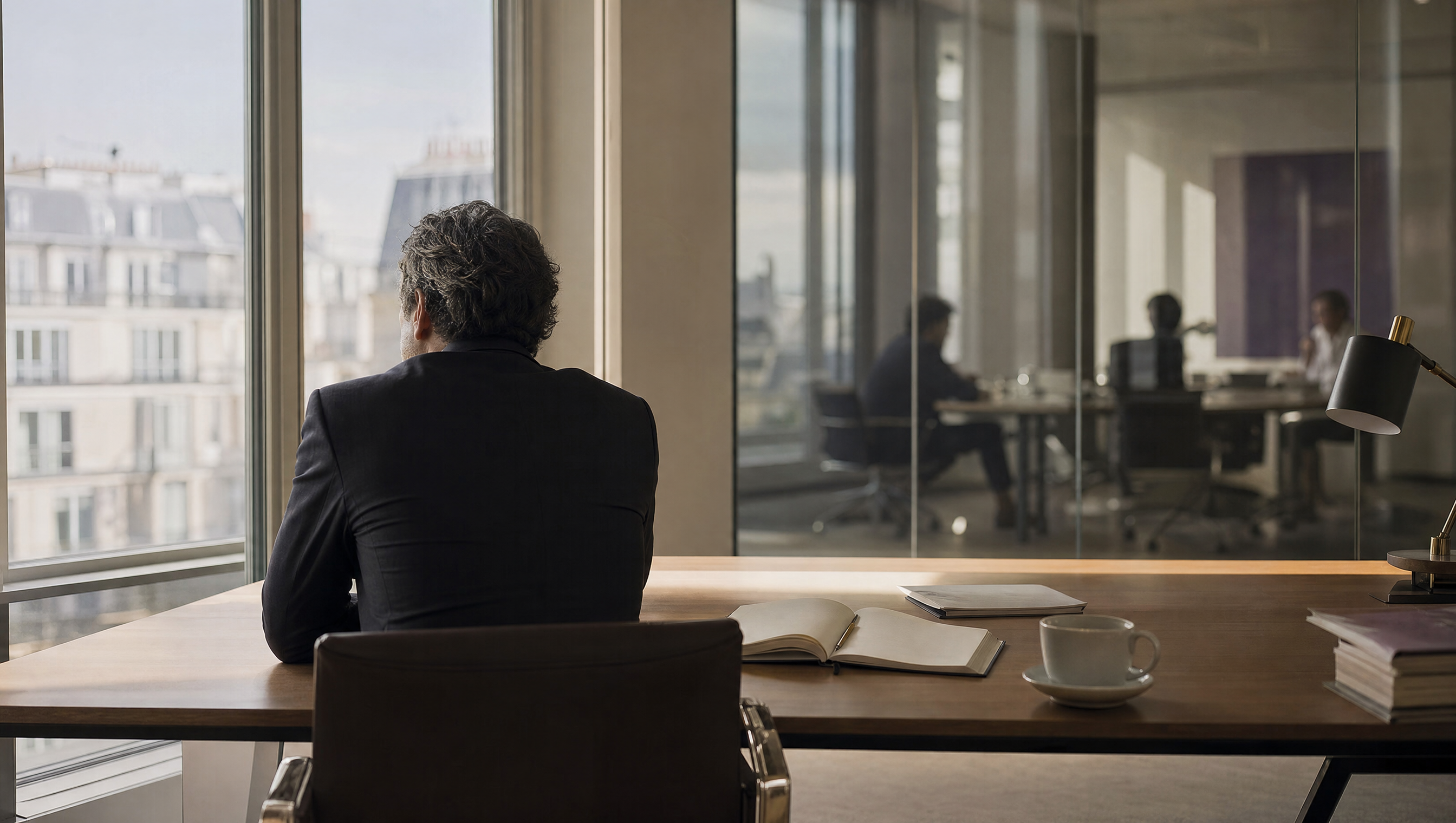 Collaborateurs séparés pendant un échange consacré à une transformation
